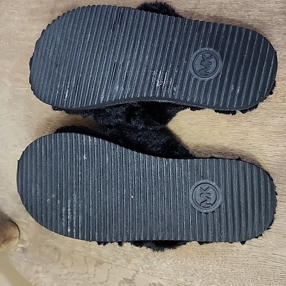 MICHAEL Kors Black fuzzy slides size 6 - Picture 4 of 5